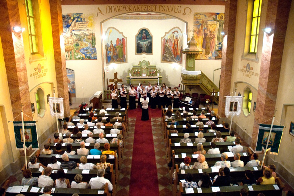 Cantare Kórus koncertje a  Katolikus templomban