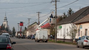 A fő utcán szerelik a világító formákat